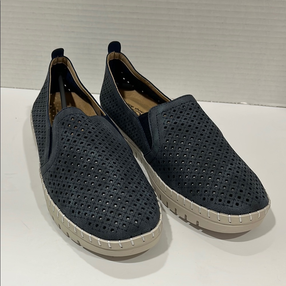 Easy Street Womens Fresh Sneakers: Size‎ 7.5N. Color: Navy
